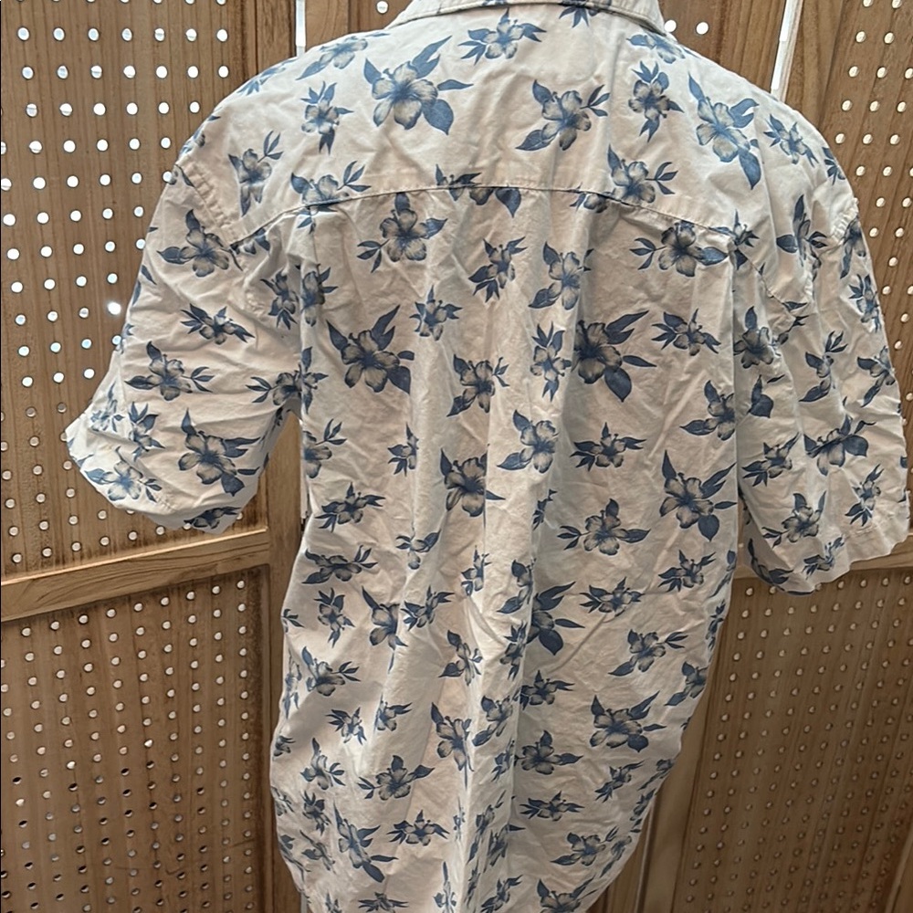 Quiksilver Blue and White Casual Button Down Shirt
Used
Been worn - Picture 2 of 3